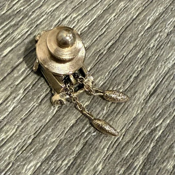 VTG Signed AVON Gold Tone CUCKOO CLOCK Pin Brooch - Picture 3 of 8